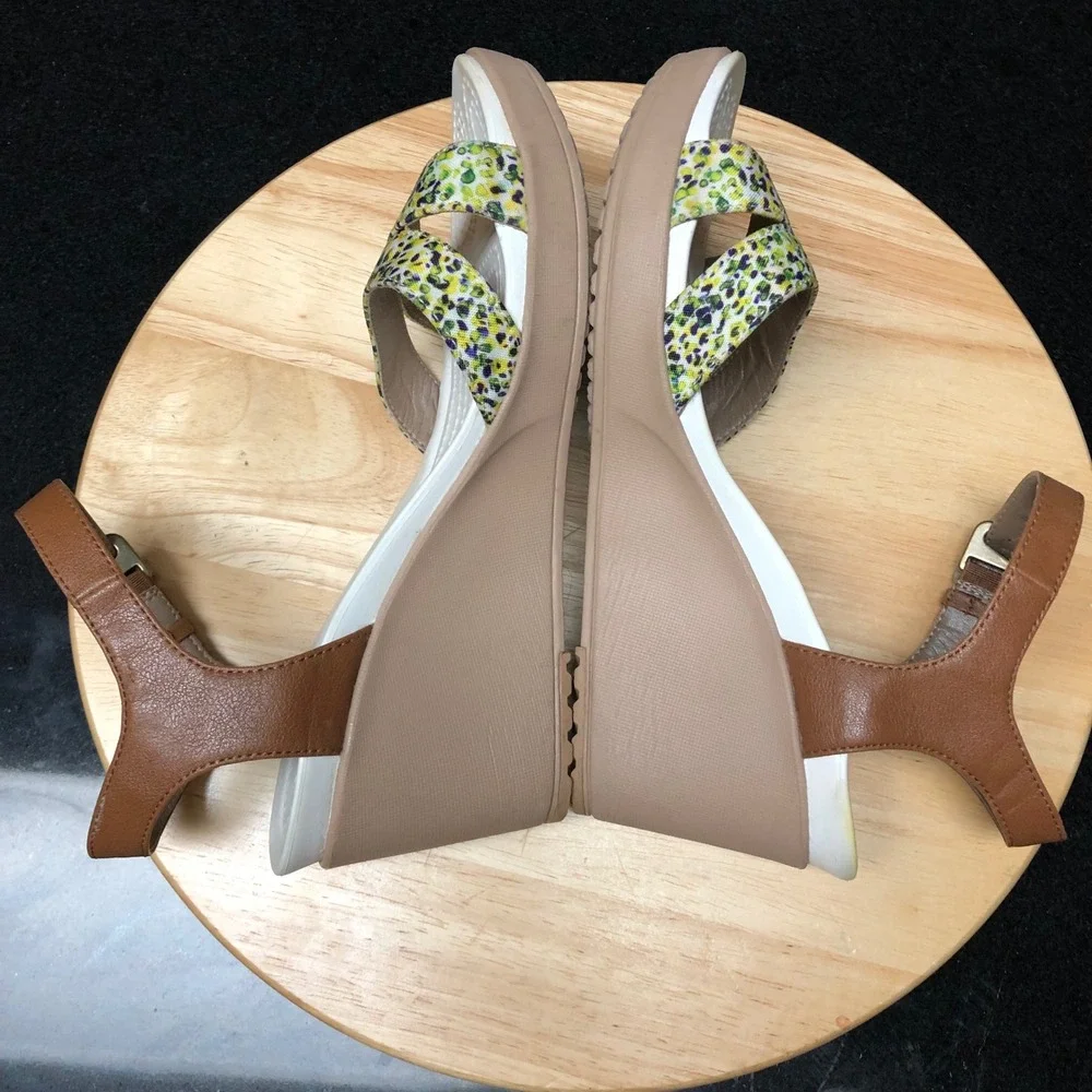 Crocs Leigh II Wedge Sandals Women 8 US Ankle Strap Yellow Floral Comfort 202516